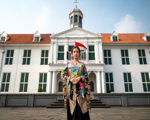 Berjalan santai di taman kota