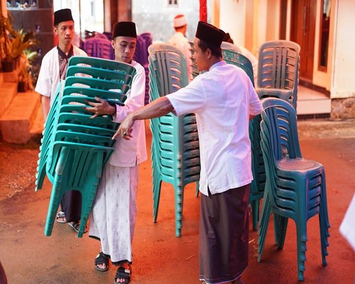 Seseorang mengatur kursi kerjanya